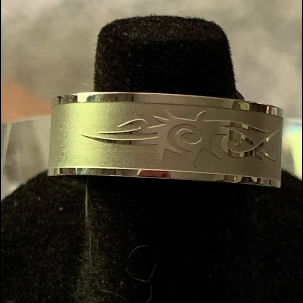 Mens’s silver plated ring with design.